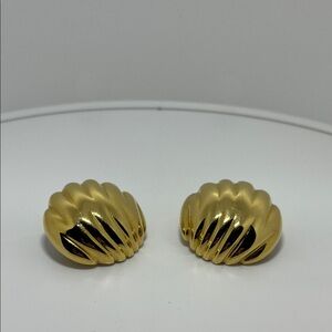 vintage Monet gold-tone shell clip-on earrings